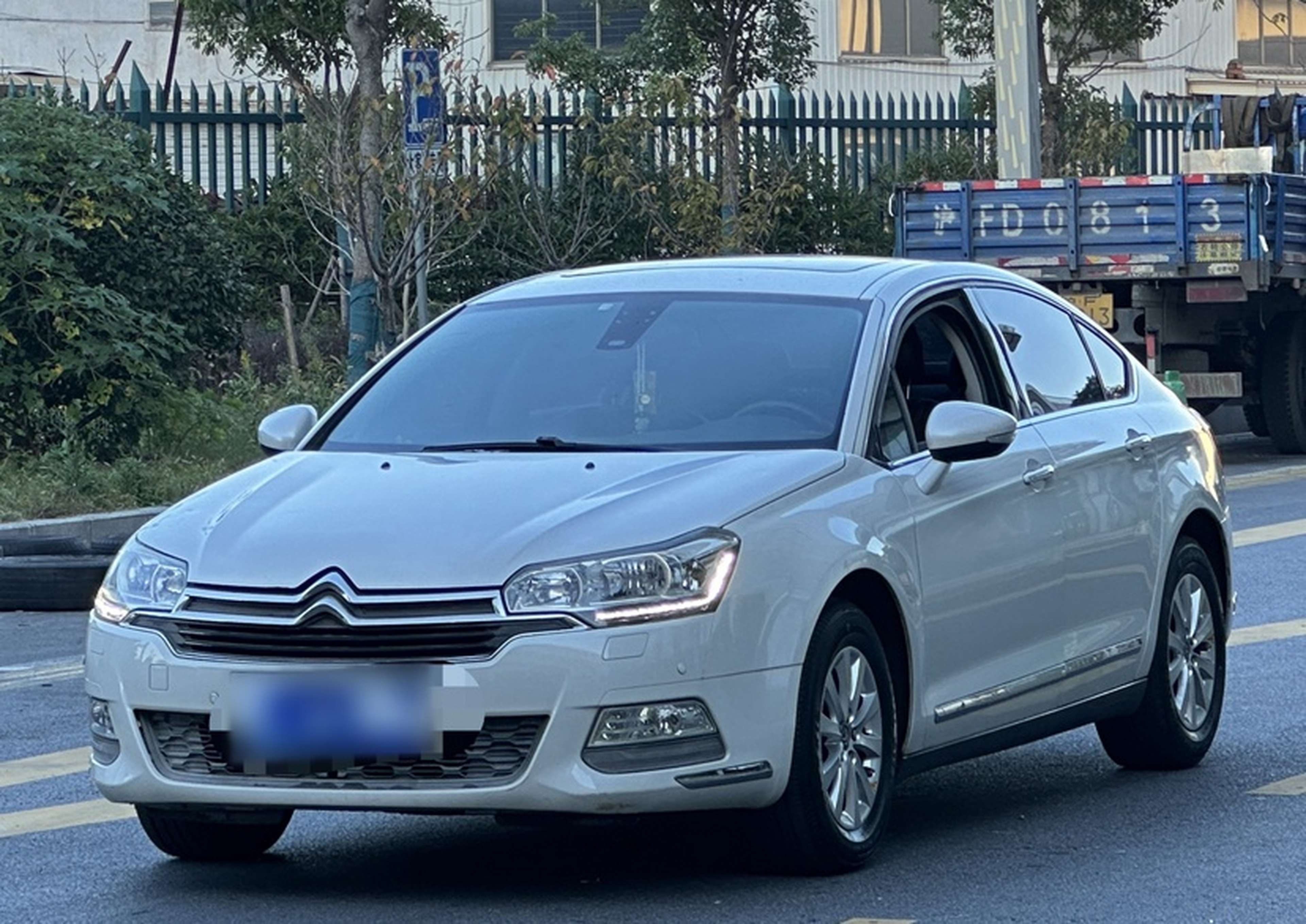 Под передней частью автомобиля