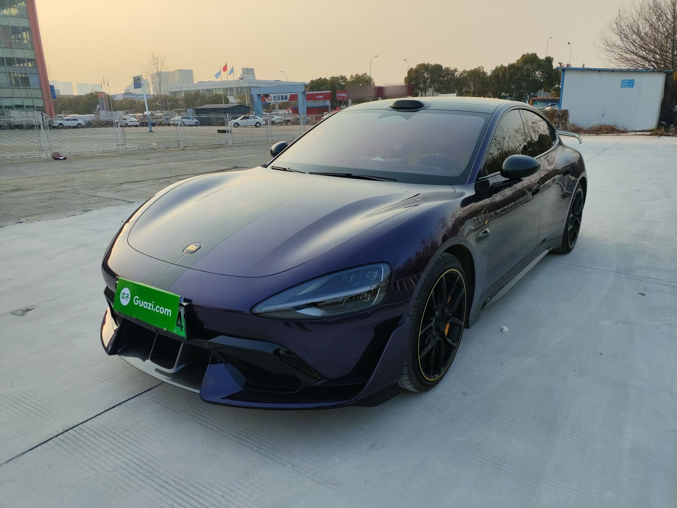 تحت مقدمة السيارة