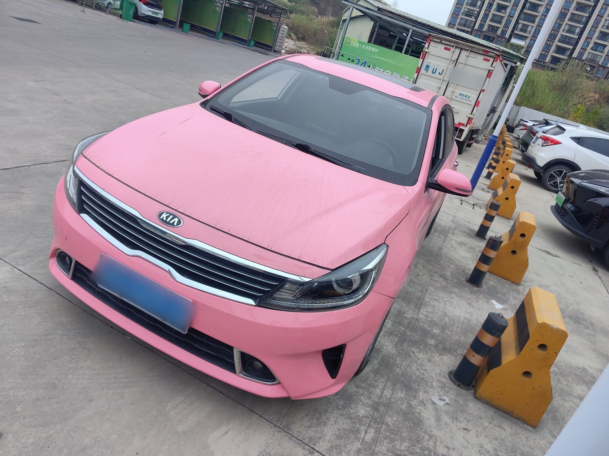 Под передней частью автомобиля