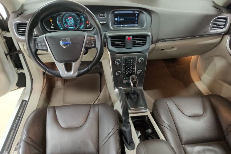 Used Volvo V40 2014 2.0T Zhiya Edition Center Console