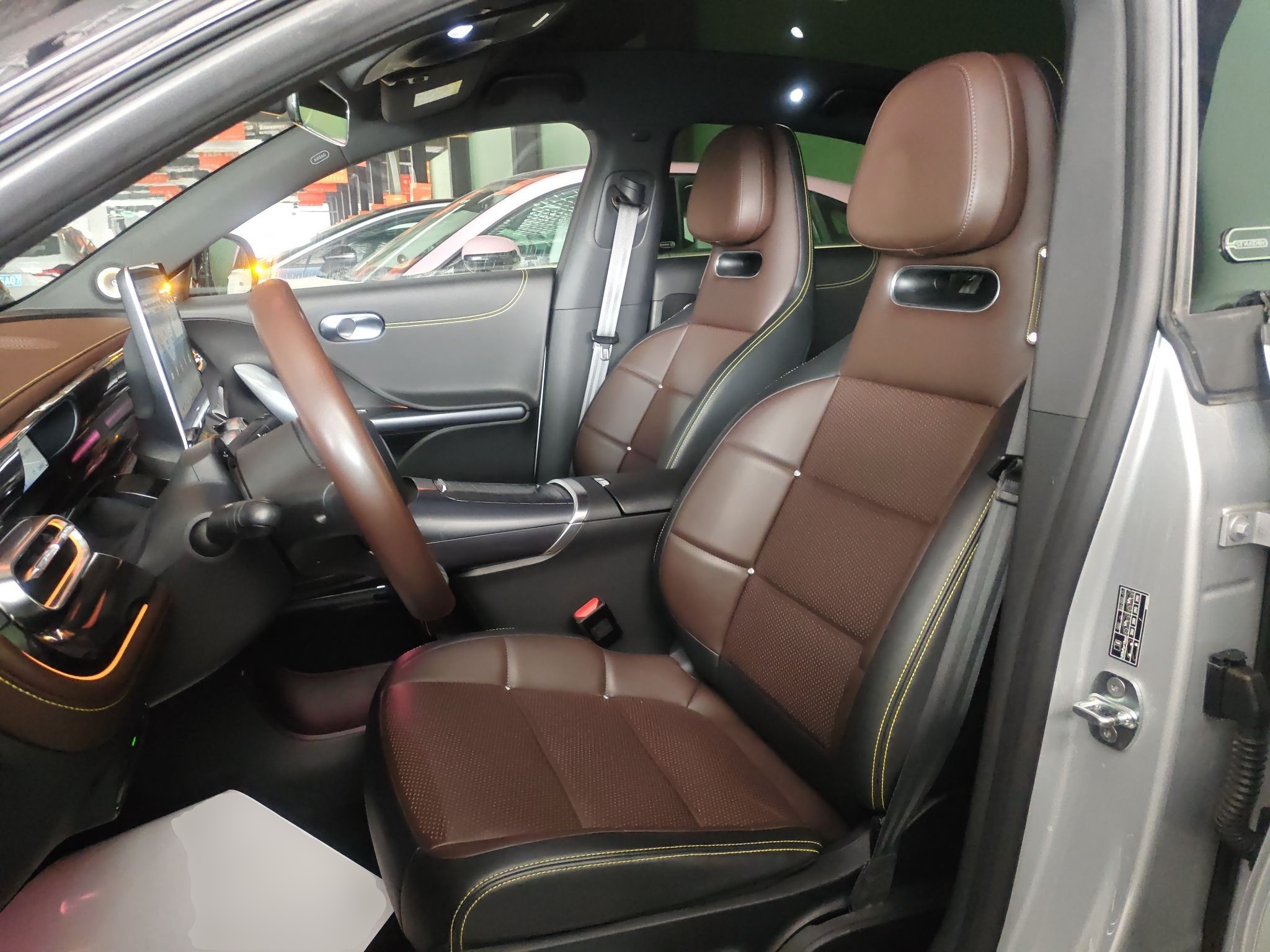 المقاعد الأمامية داخل السيارة