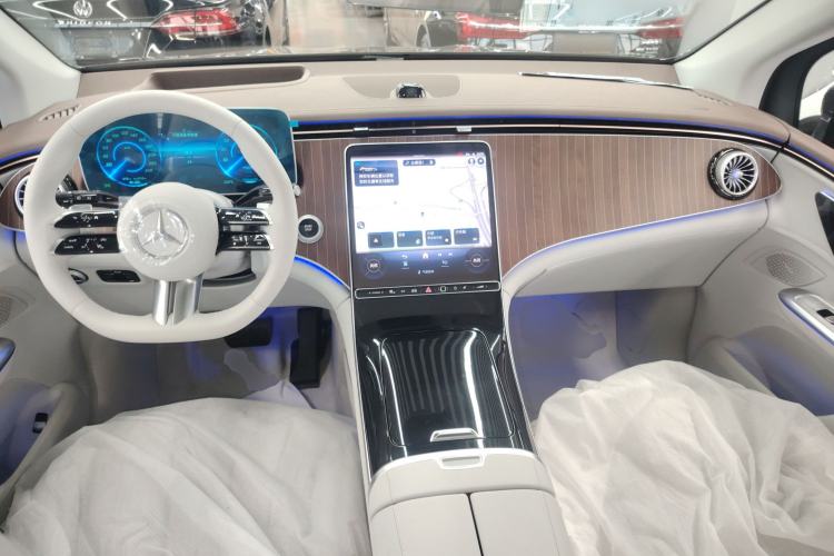 Used Mercedes-Benz EQE SUV 2024 500 4MATIC Luxury Edition Center Console