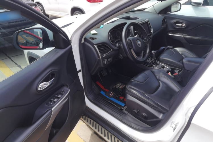 Used Jeep Cherokee 2019 2.0T Two-Wheel Drive Smart Enjoyment Version China V
