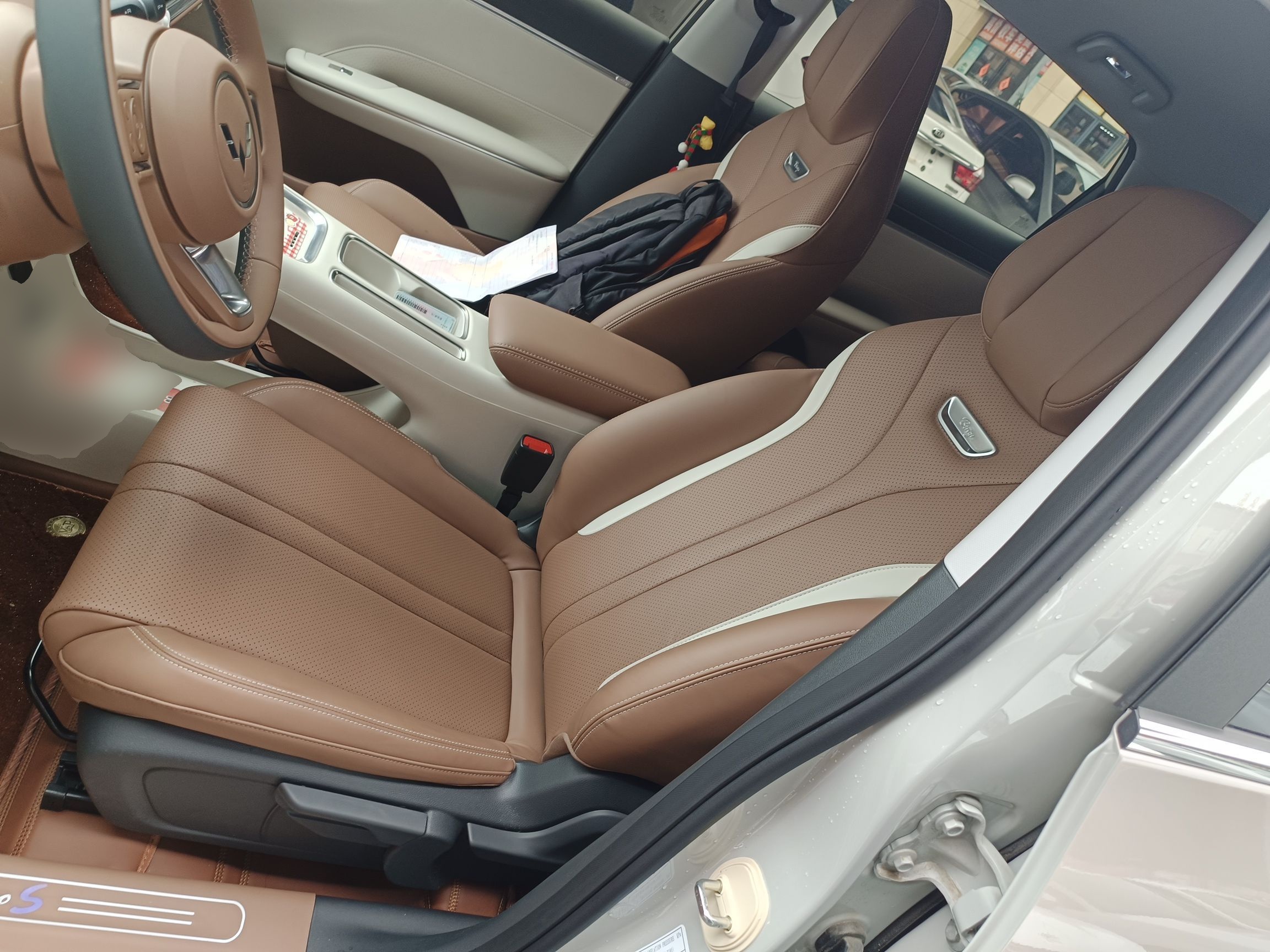 Переднее сиденье в автомобиле