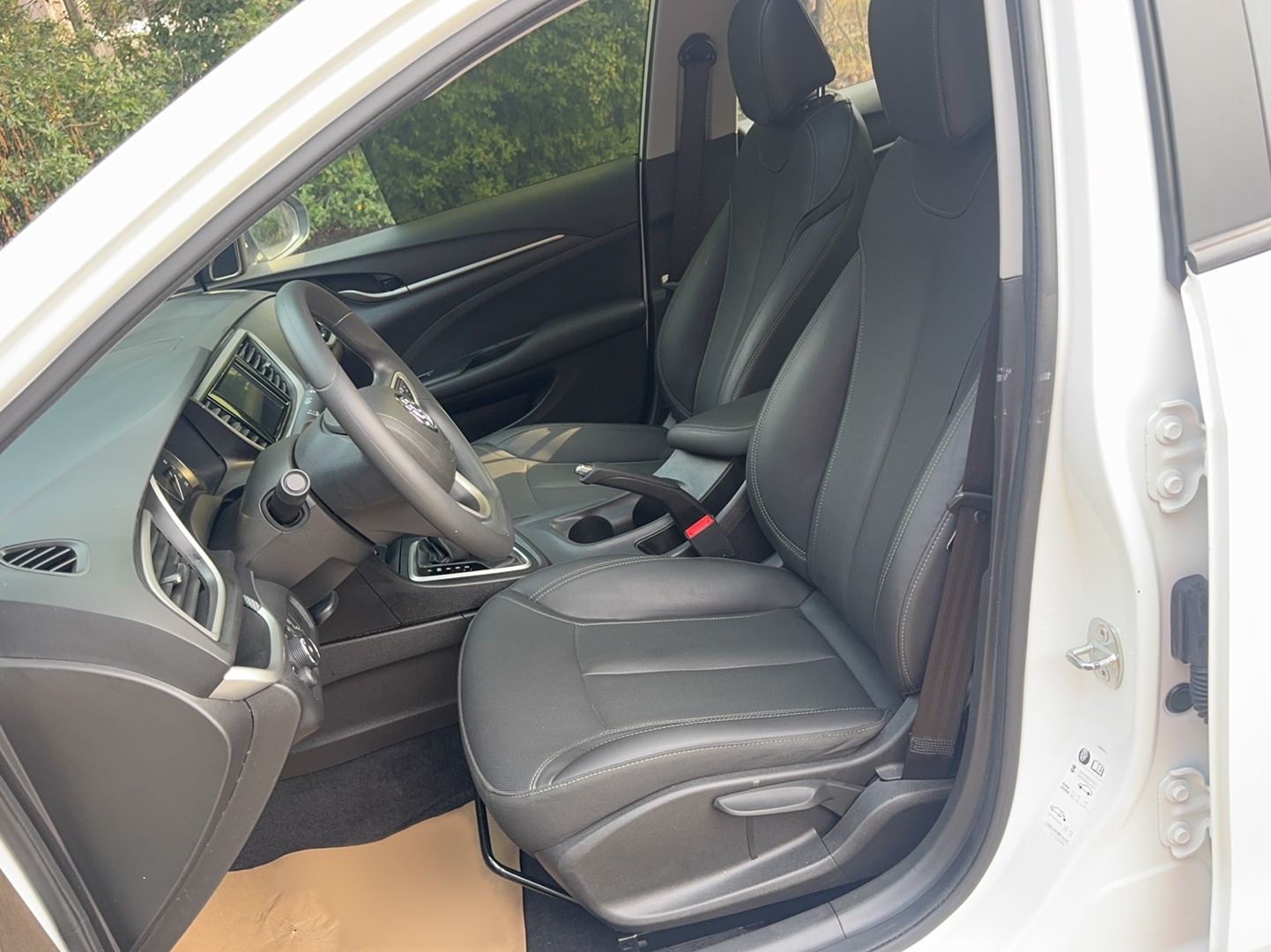 Переднее сиденье в автомобиле