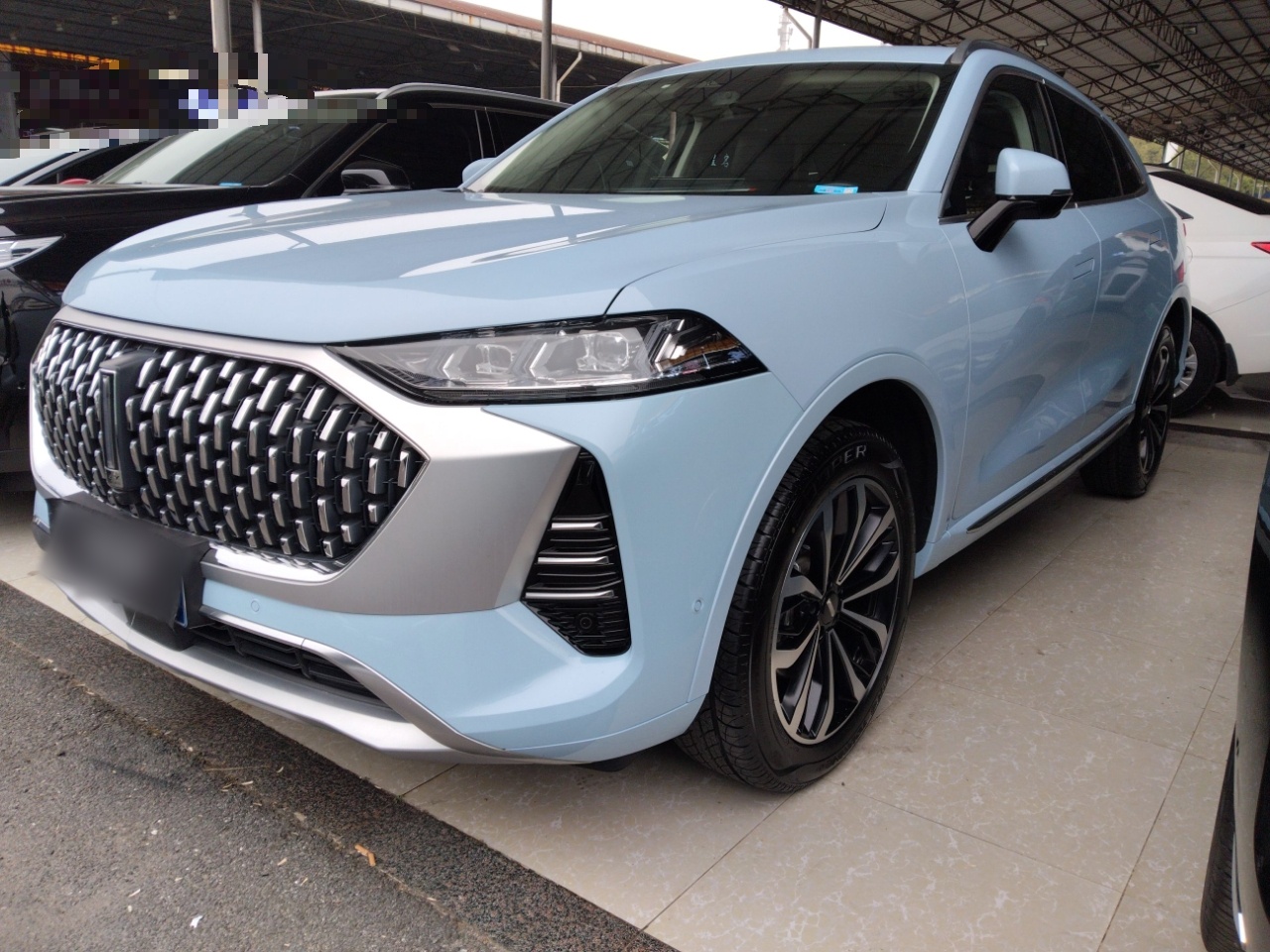 تحت مقدمة السيارة