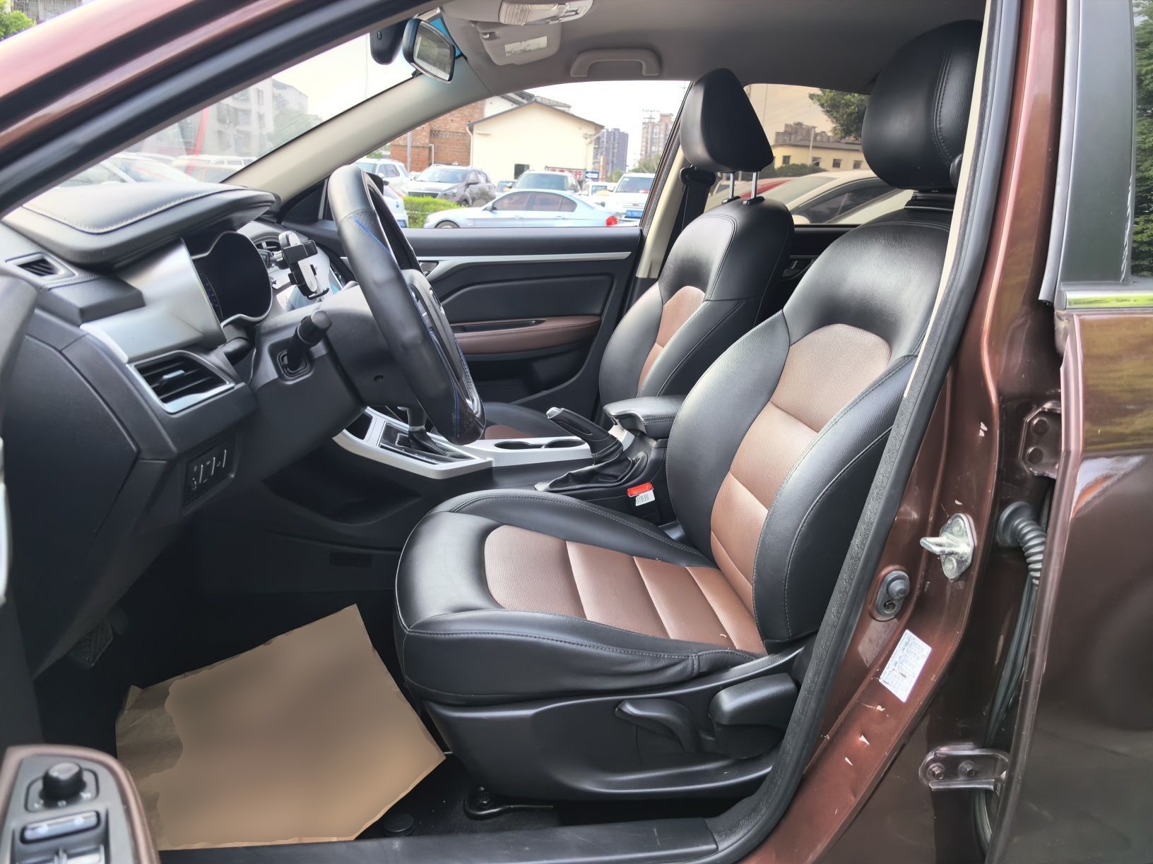 Переднее сиденье в автомобиле