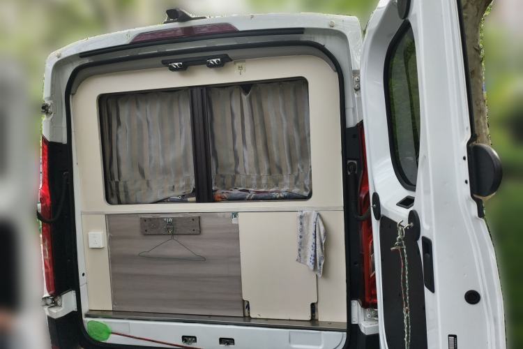 Used SAIC MAXUS Xintu V90 2022 2.0T Manual Zhiyun King Rear-Drive Short Wheelbase Mid-Roof Design with Single Rear Tire and 6 Seats Trunk