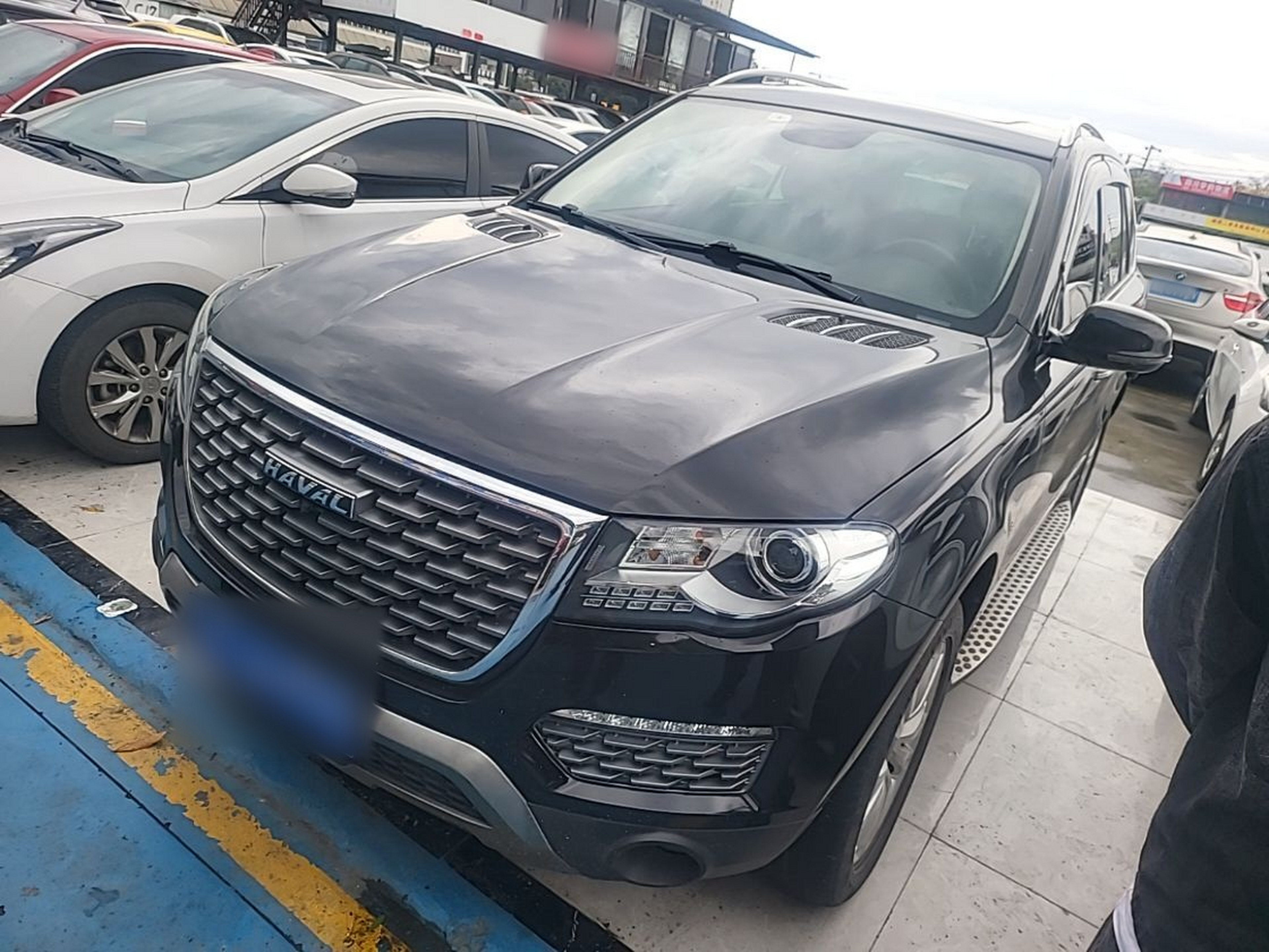 Под передней частью автомобиля