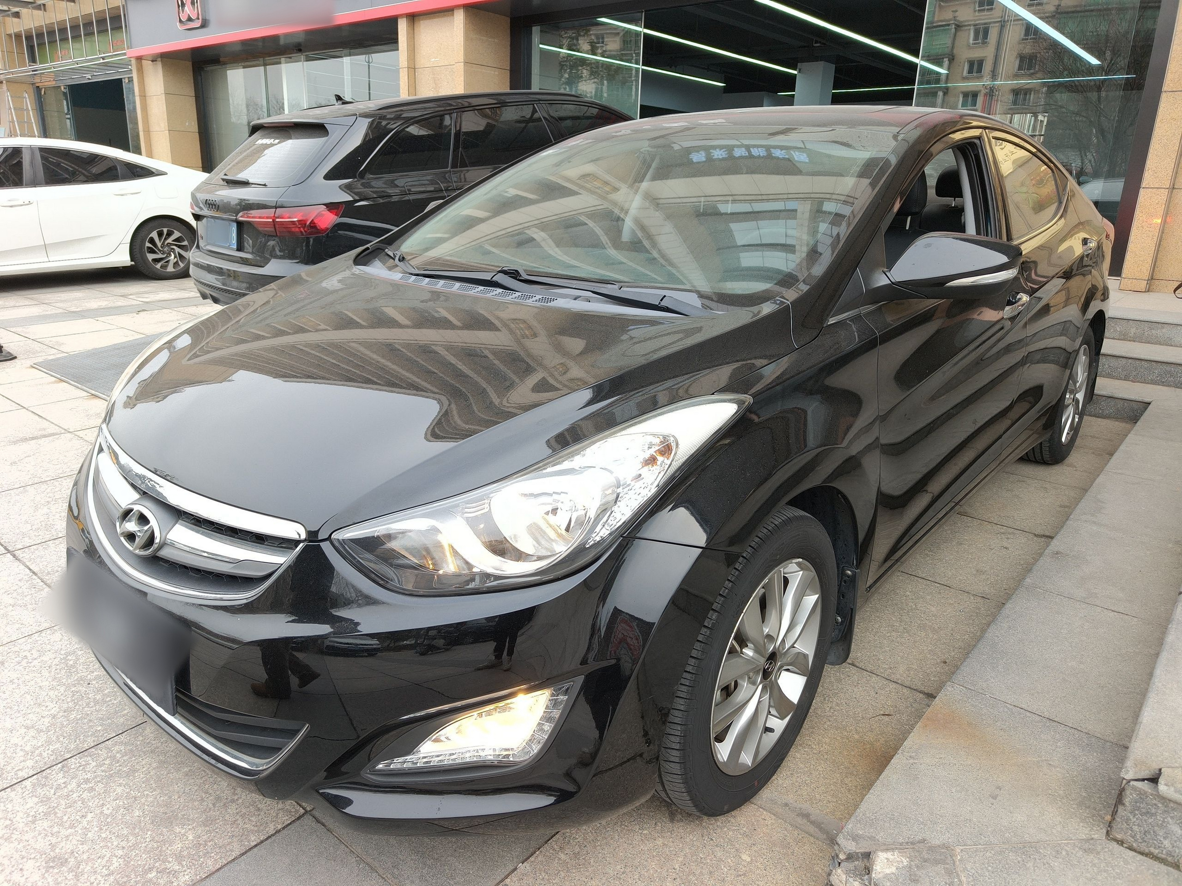 Под передней частью автомобиля