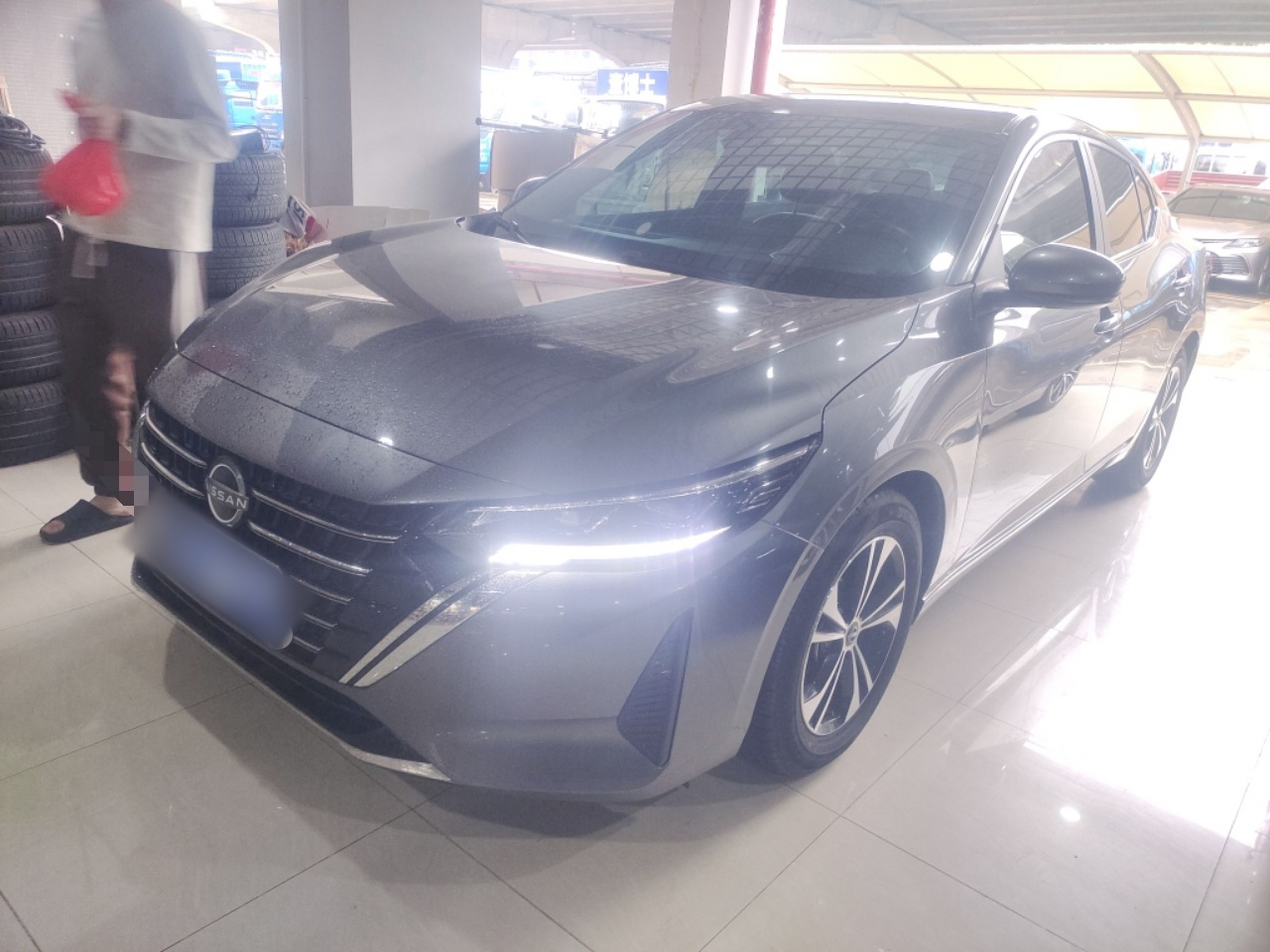 تحت مقدمة السيارة