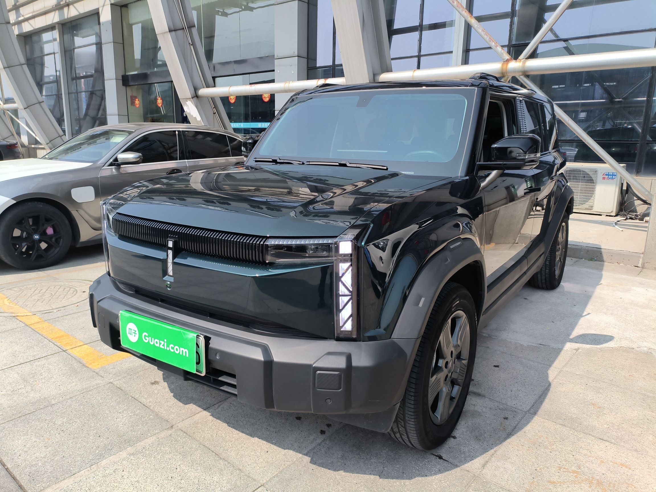 تحت مقدمة السيارة