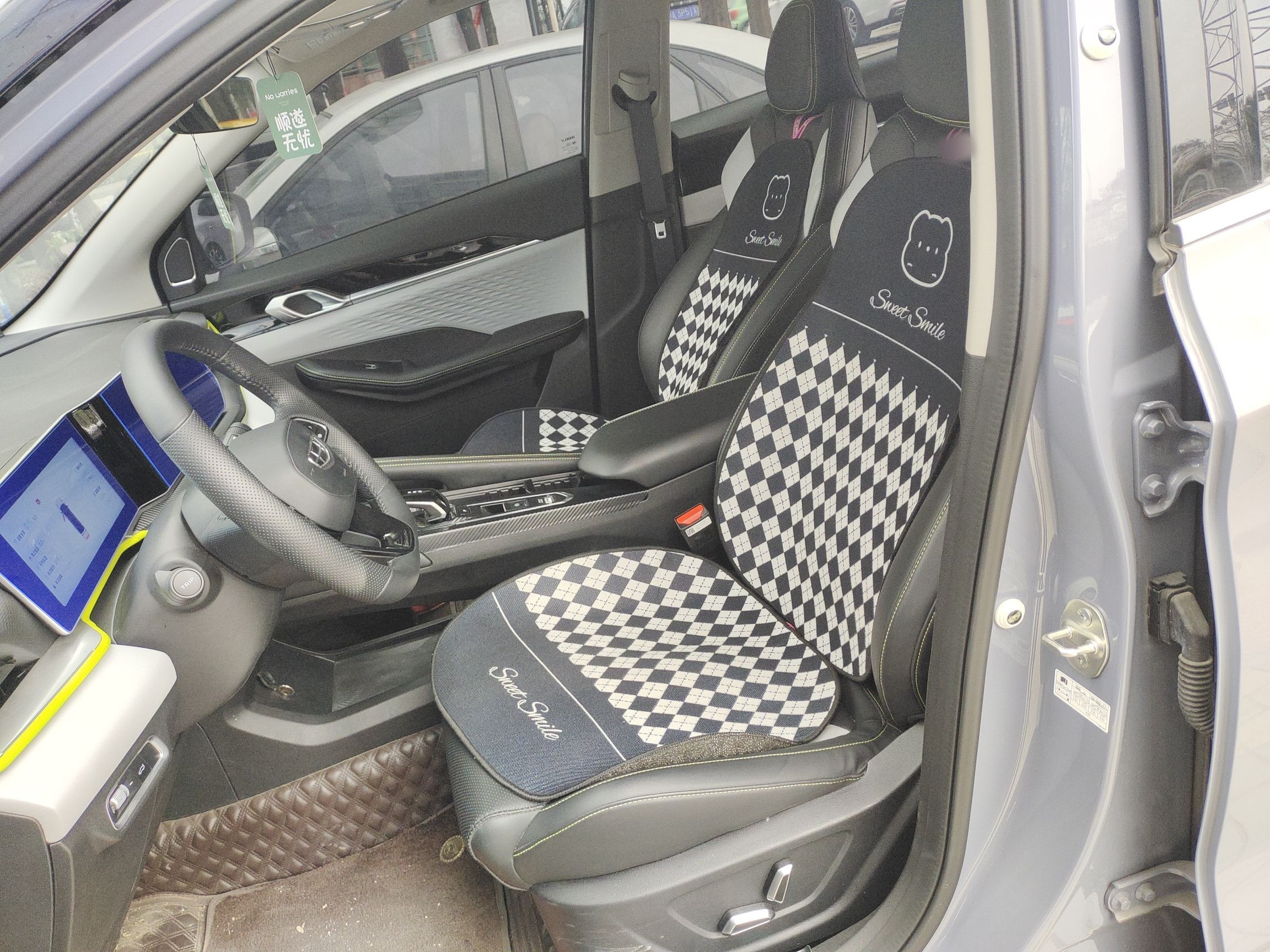 المقاعد الأمامية داخل السيارة