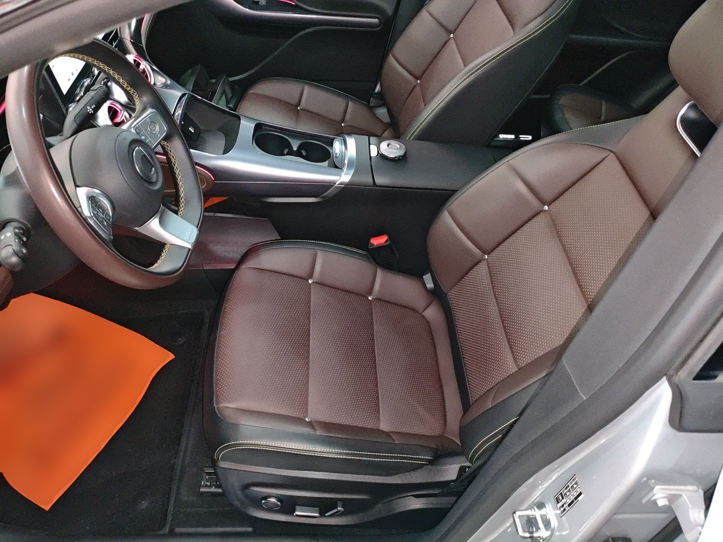 Переднее сиденье в автомобиле