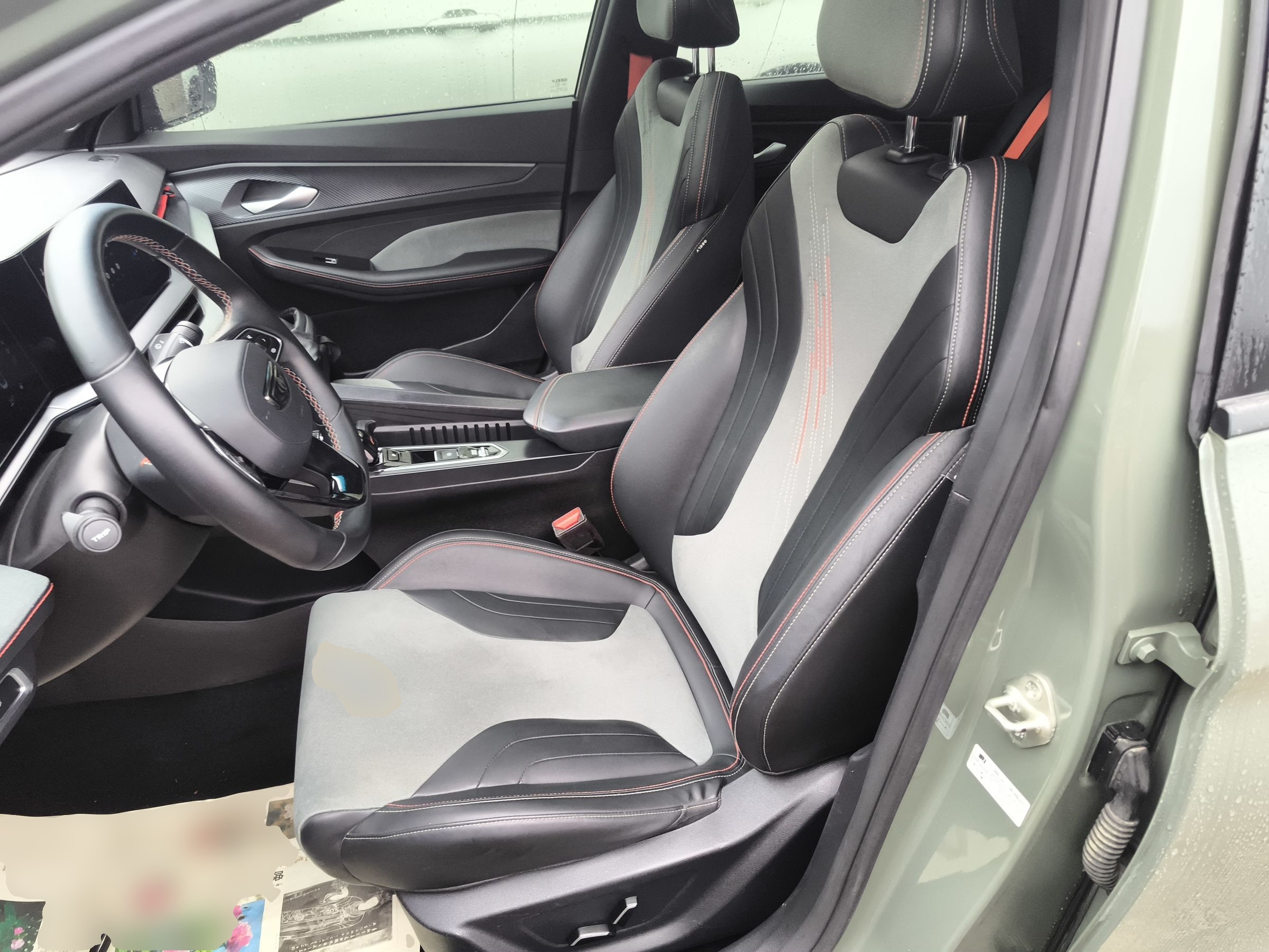 Переднее сиденье в автомобиле