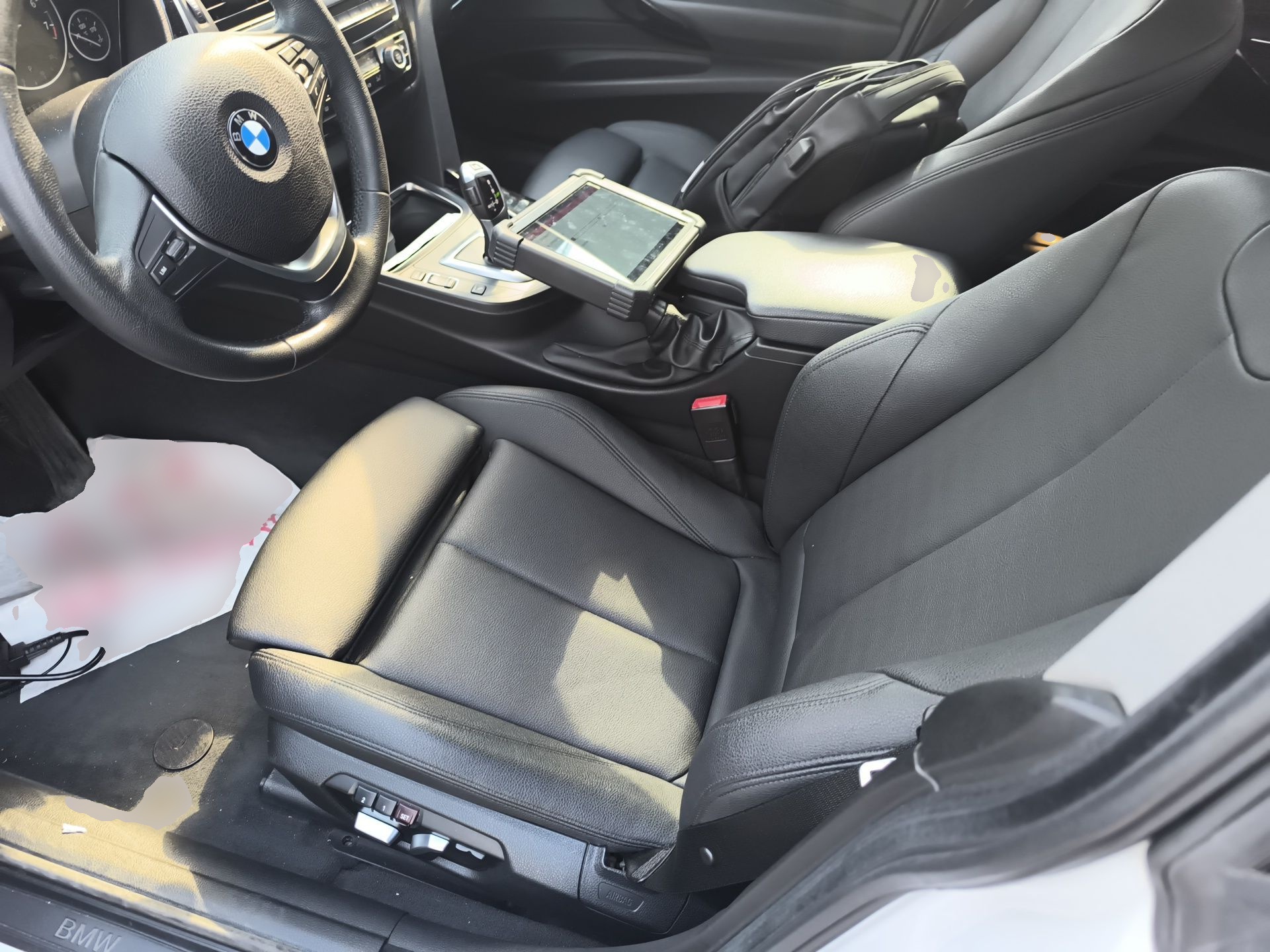 Переднее сиденье в автомобиле