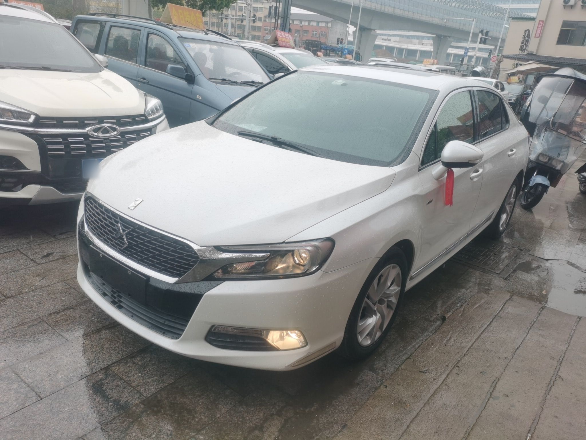 Под передней частью автомобиля