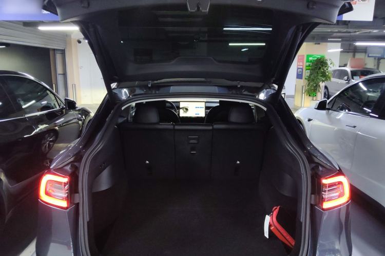Used Tesla Model Y 2021 Long-Range All-Wheel-Drive Version Trunk