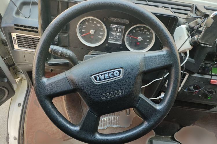 Used Iveco Daily 2021 2.5T A35 M1 Passenger Van 5-9 Seater Short Wheelbase Mid-Roof Design Dual Tires Side Sliding Door Steering Wheel