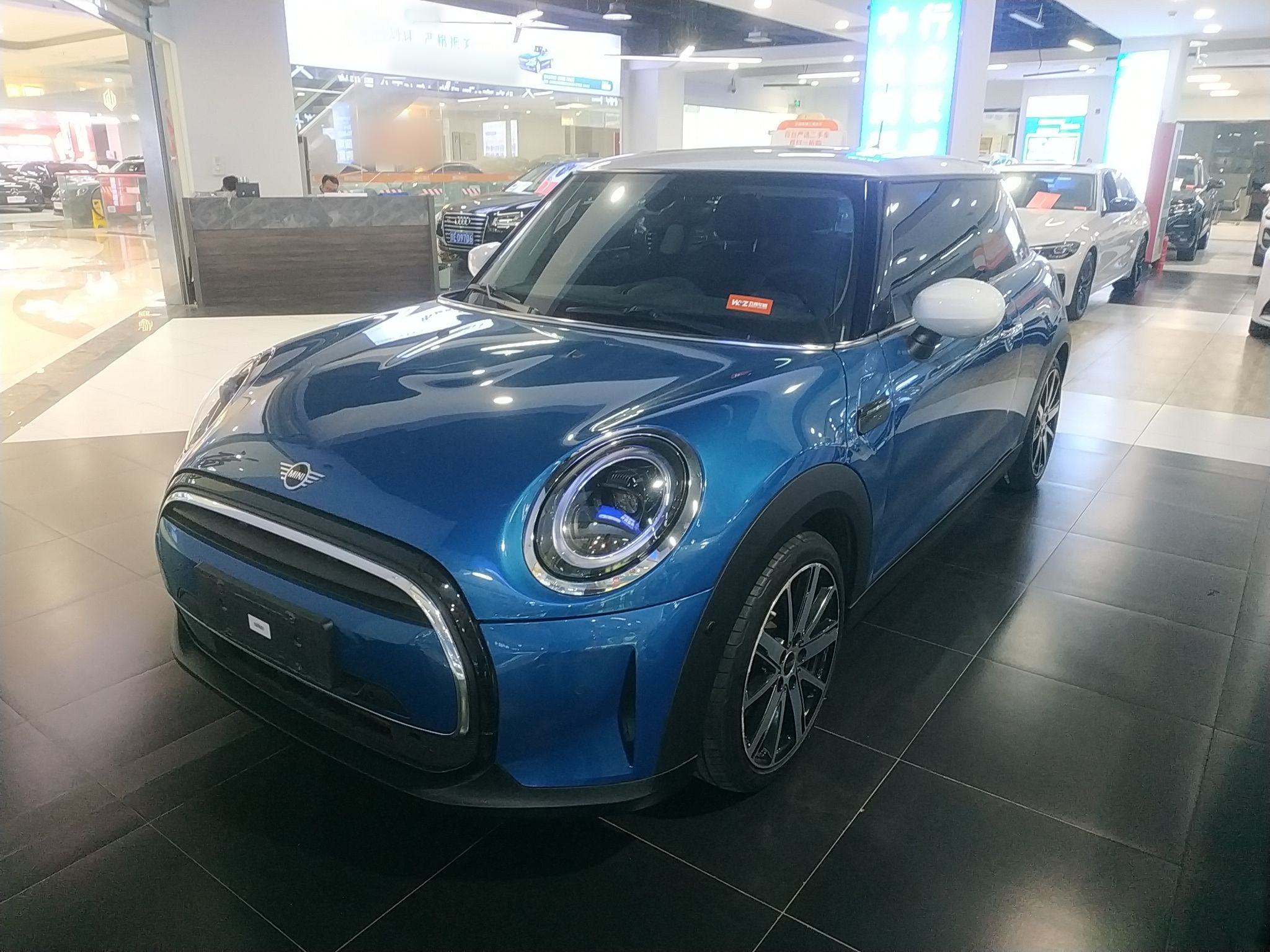 تحت مقدمة السيارة