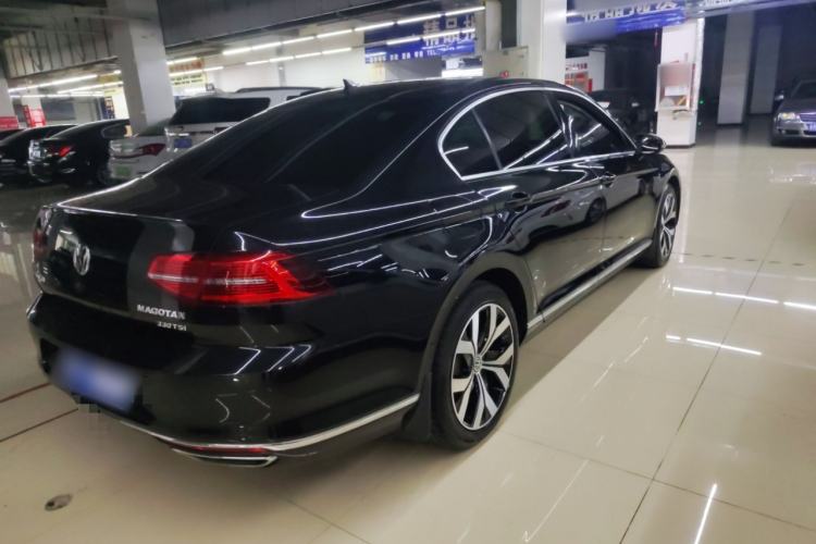 Used Volkswagen Magotan 2018 330TSI DSG Luxury Model Rear Right 45 Deg