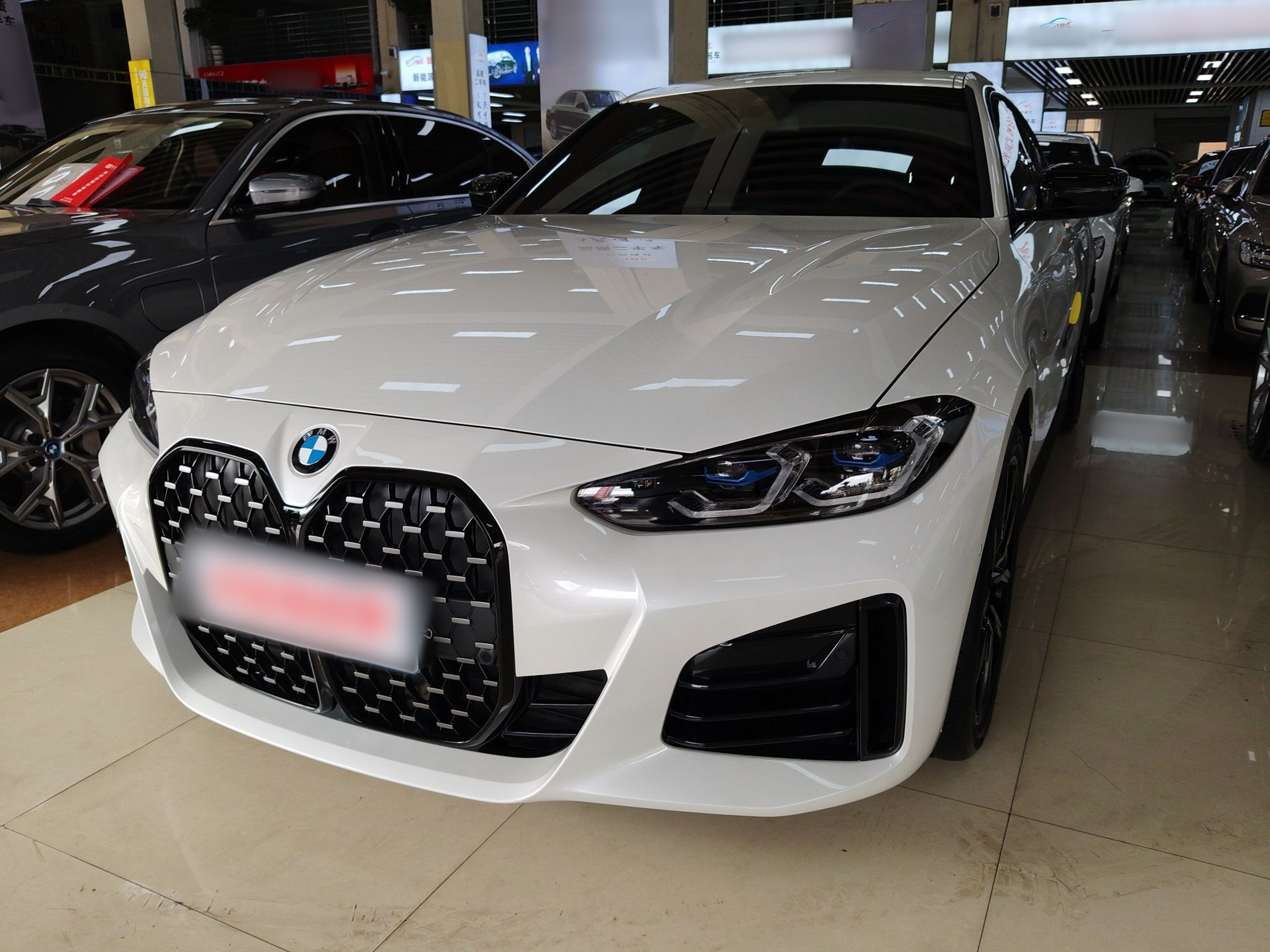 تحت مقدمة السيارة