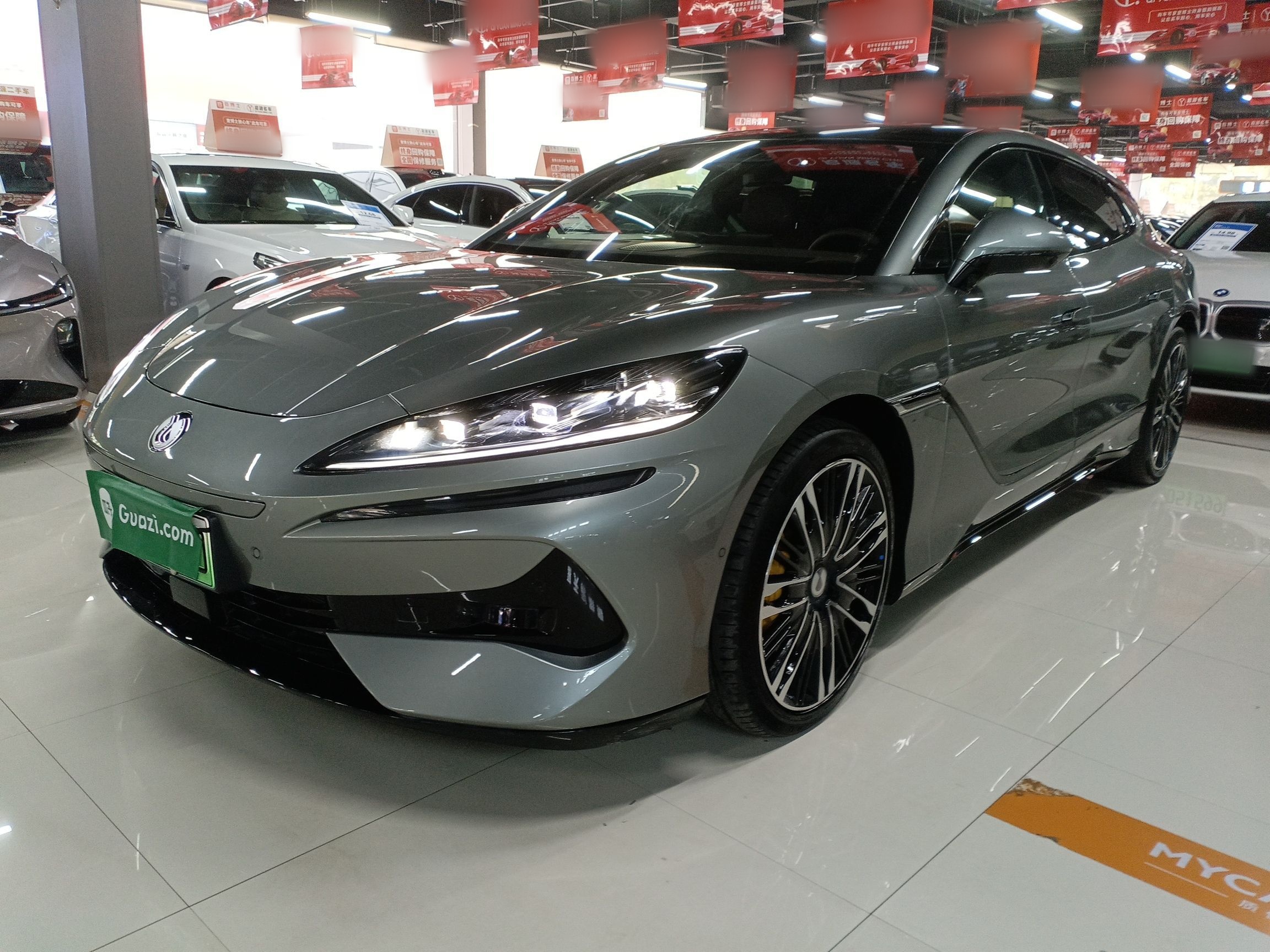 تحت مقدمة السيارة