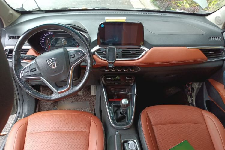 Used Baojun 510 2017 1.5L Manual Luxury Model Center Console