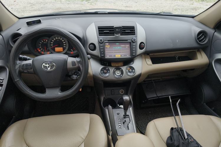 Used Toyota RAV4 2012 Luxurious 2.4L Automatic 4x4 with Stylish Features
