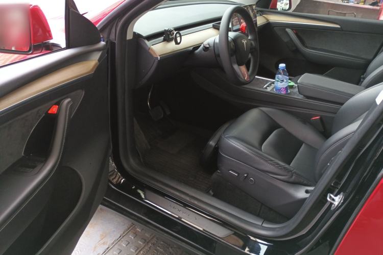 Used Tesla Model Y 2023 Long-Range All-Wheel-Drive Version
