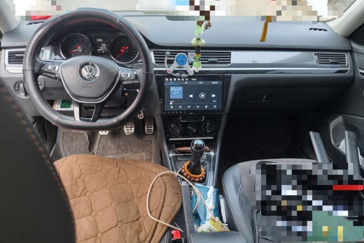 Used Volkswagen C-TREK 2017 230TSI Manual Comfort Version Center Console