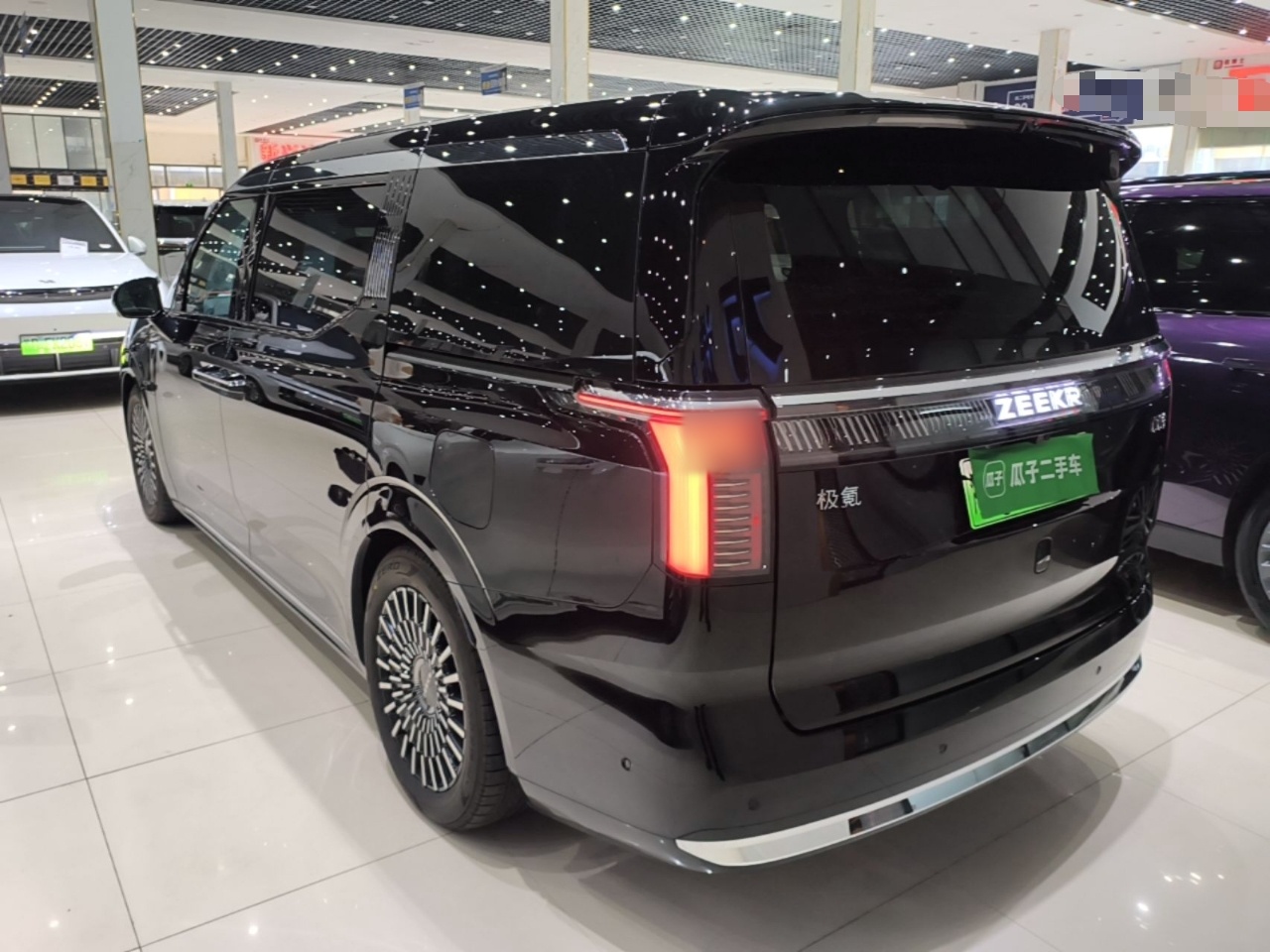 Zeekr 009 2024 7-Seater Walk-Through Version Four-Wheel Drive 108 kWh — снимка 4