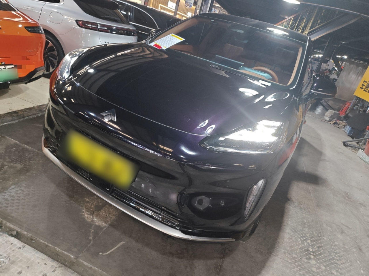 تحت مقدمة السيارة