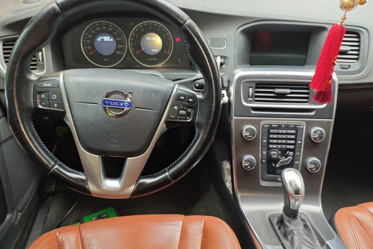 Used Volvo V60 2013 T5 Smart Edition Center Console