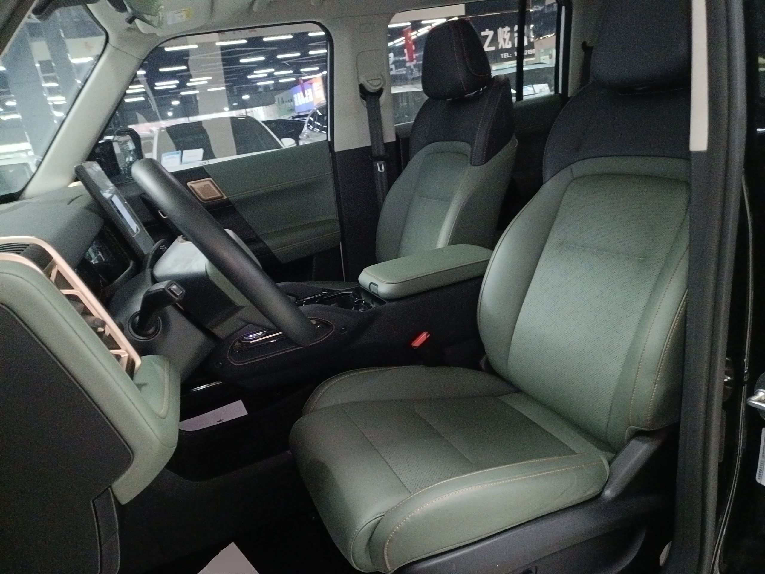 المقاعد الأمامية داخل السيارة