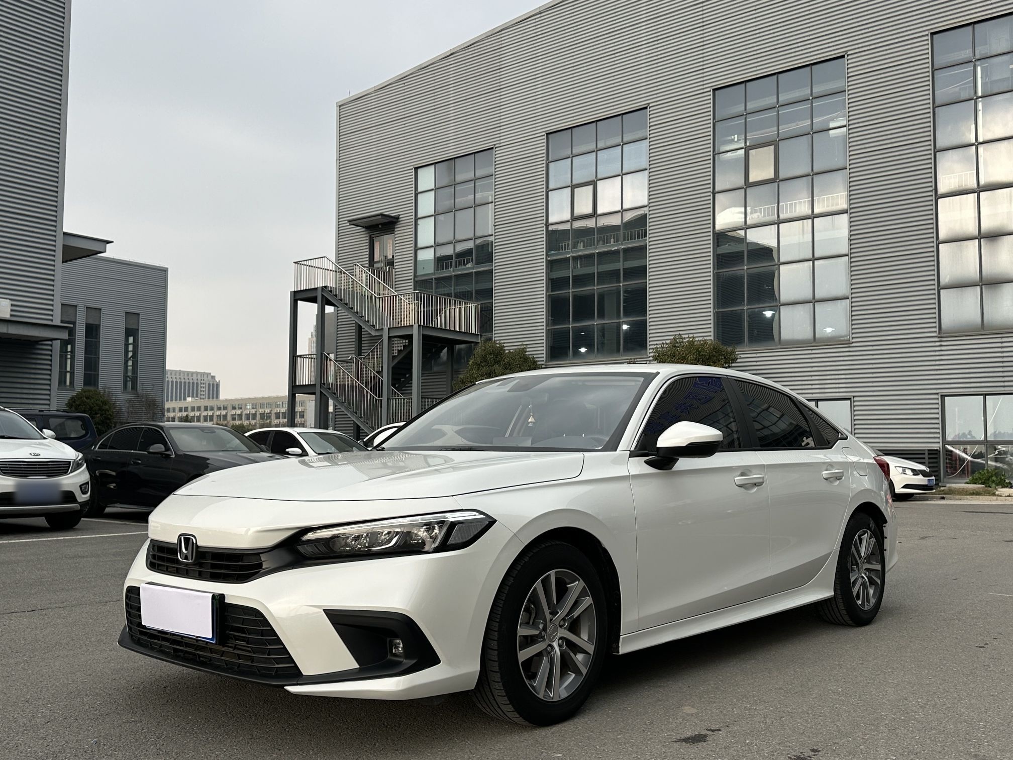 Под передней частью автомобиля