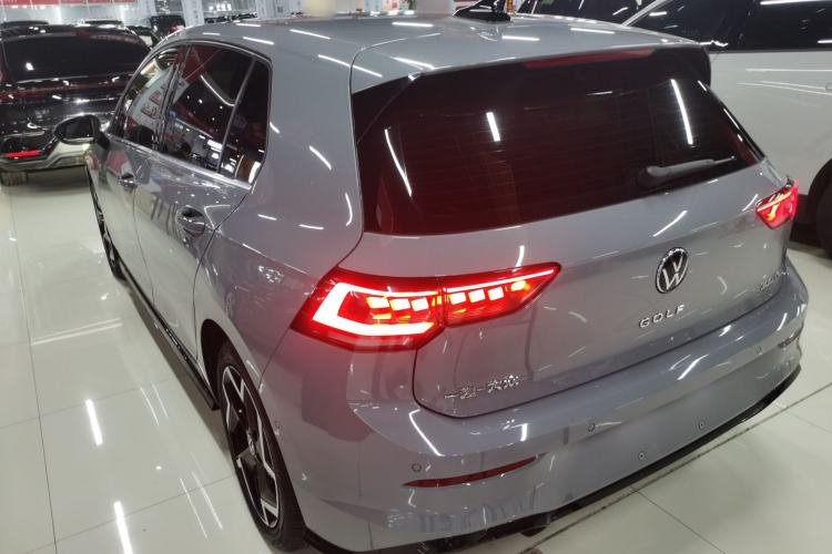 Used Volkswagen Golf 2025 300TSI R-Line
