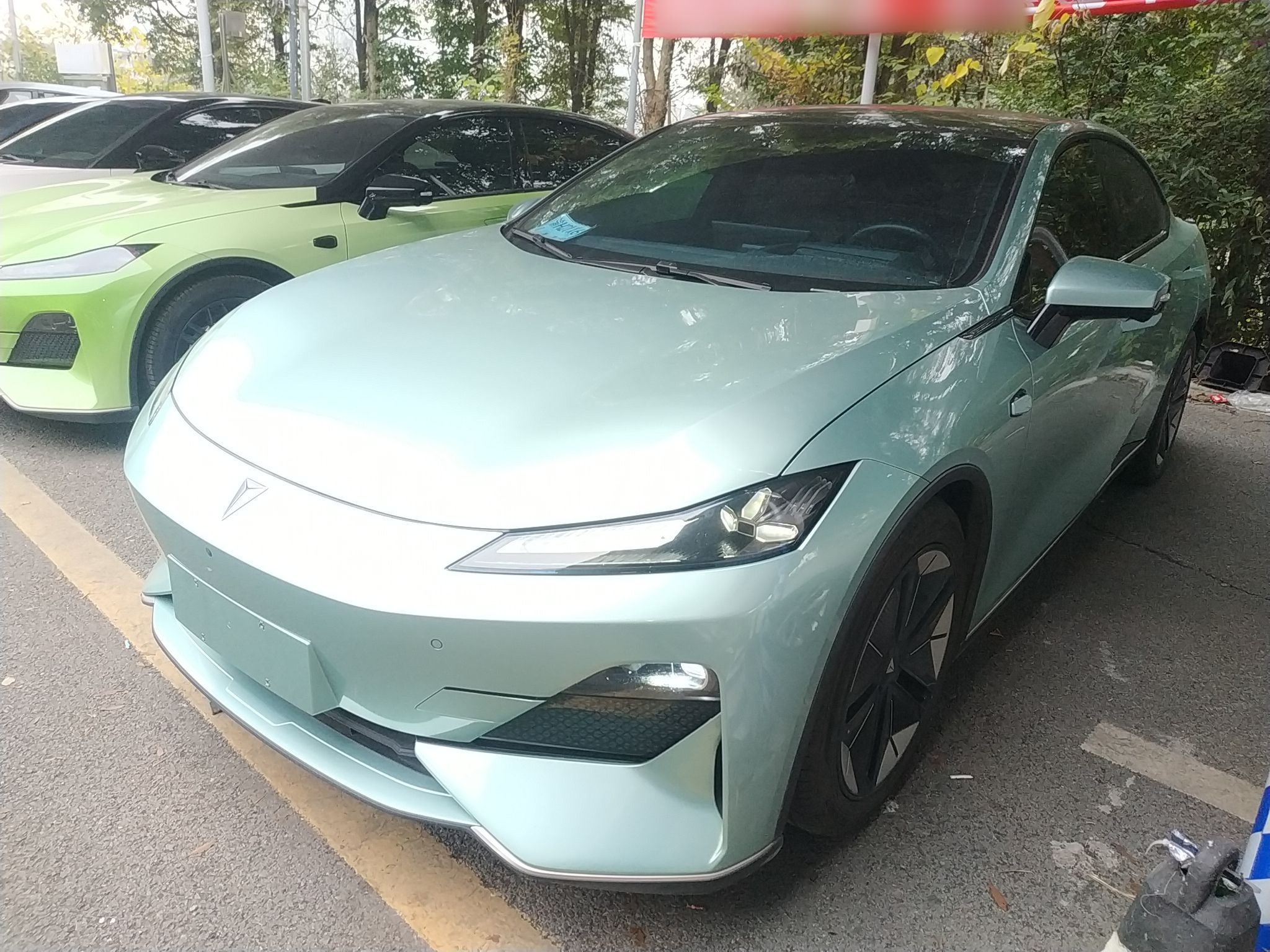 Под передней частью автомобиля