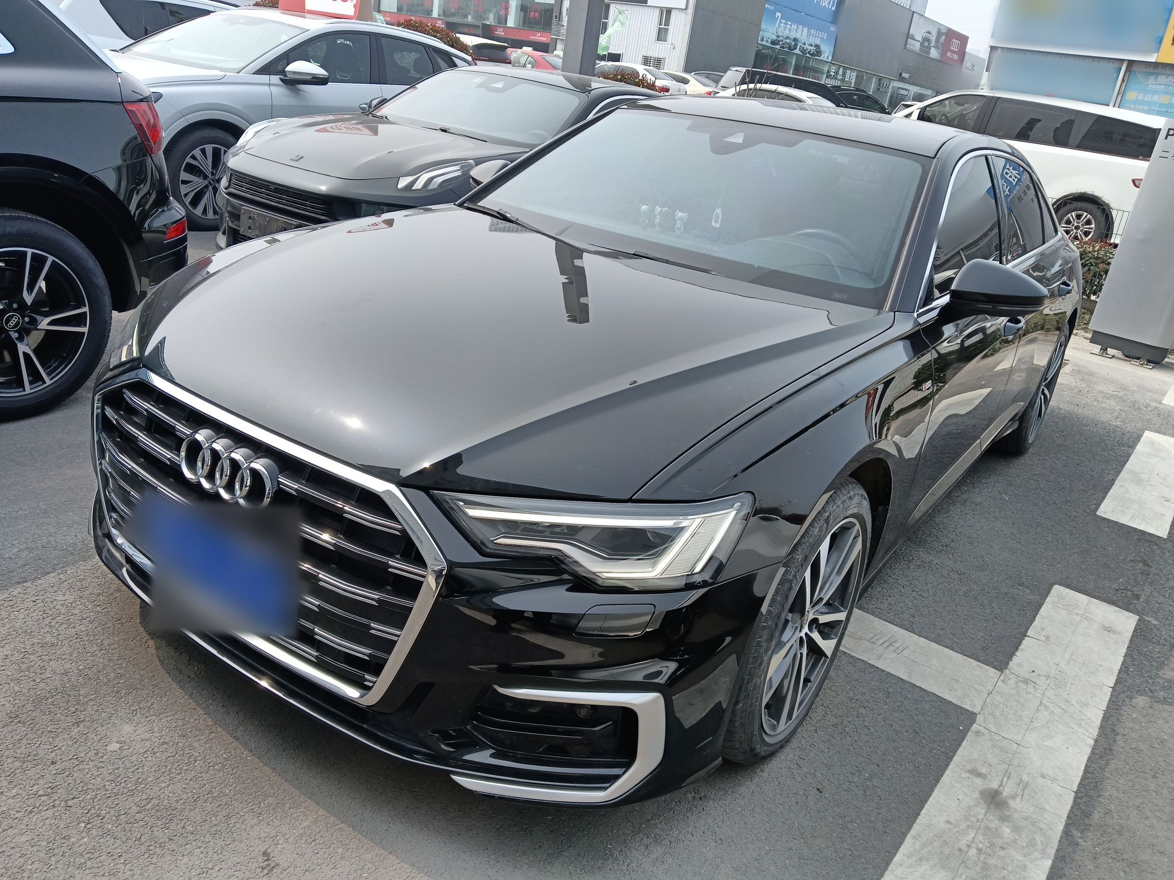 Под передней частью автомобиля