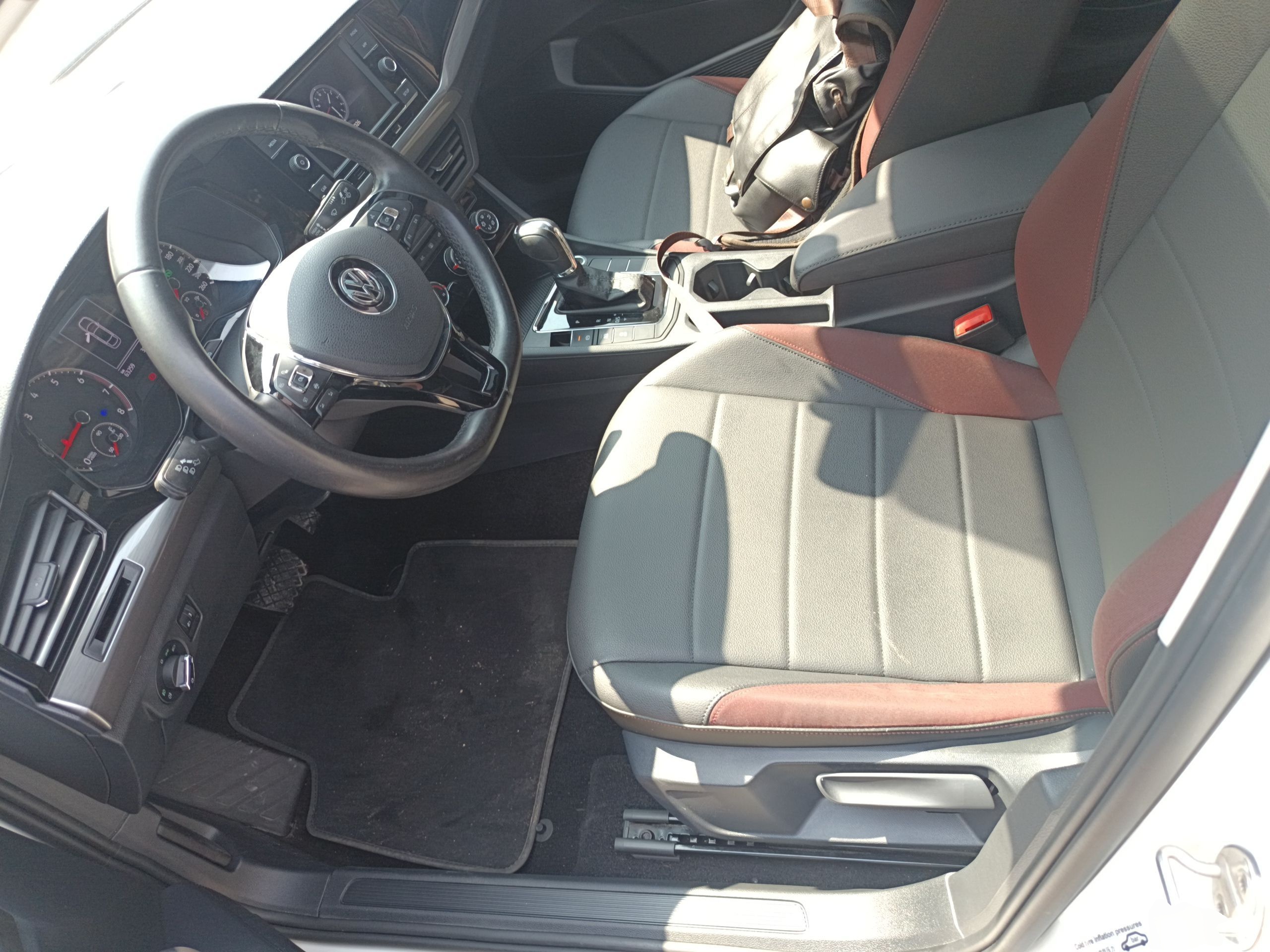 Переднее сиденье в автомобиле