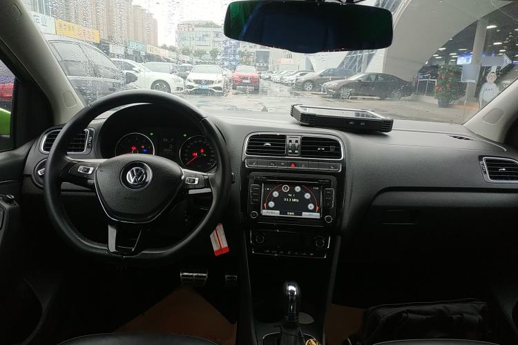 Used Volkswagen Polo 2014 1.6L Automatic Luxury Edition Center Console