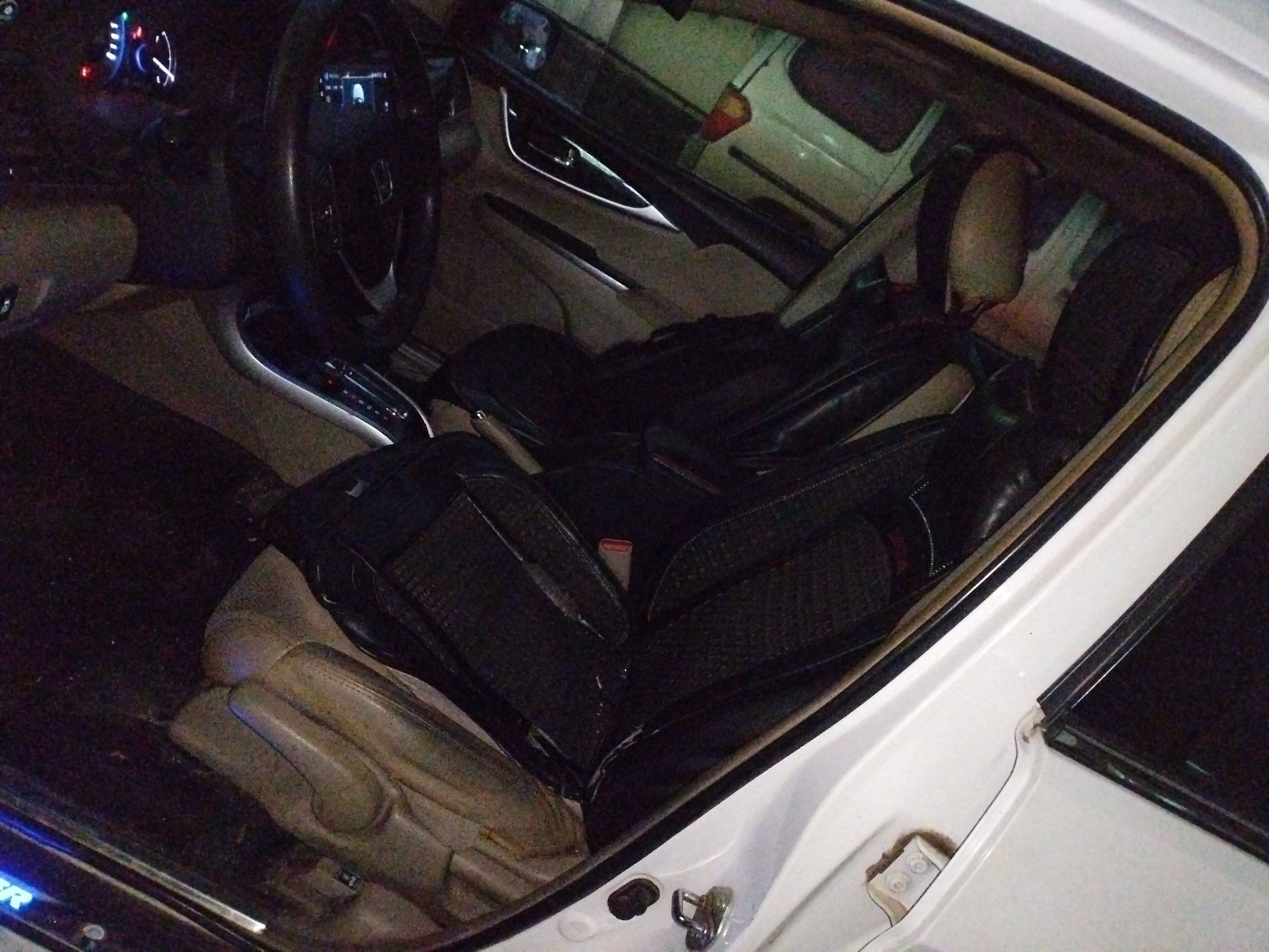 المقاعد الأمامية داخل السيارة