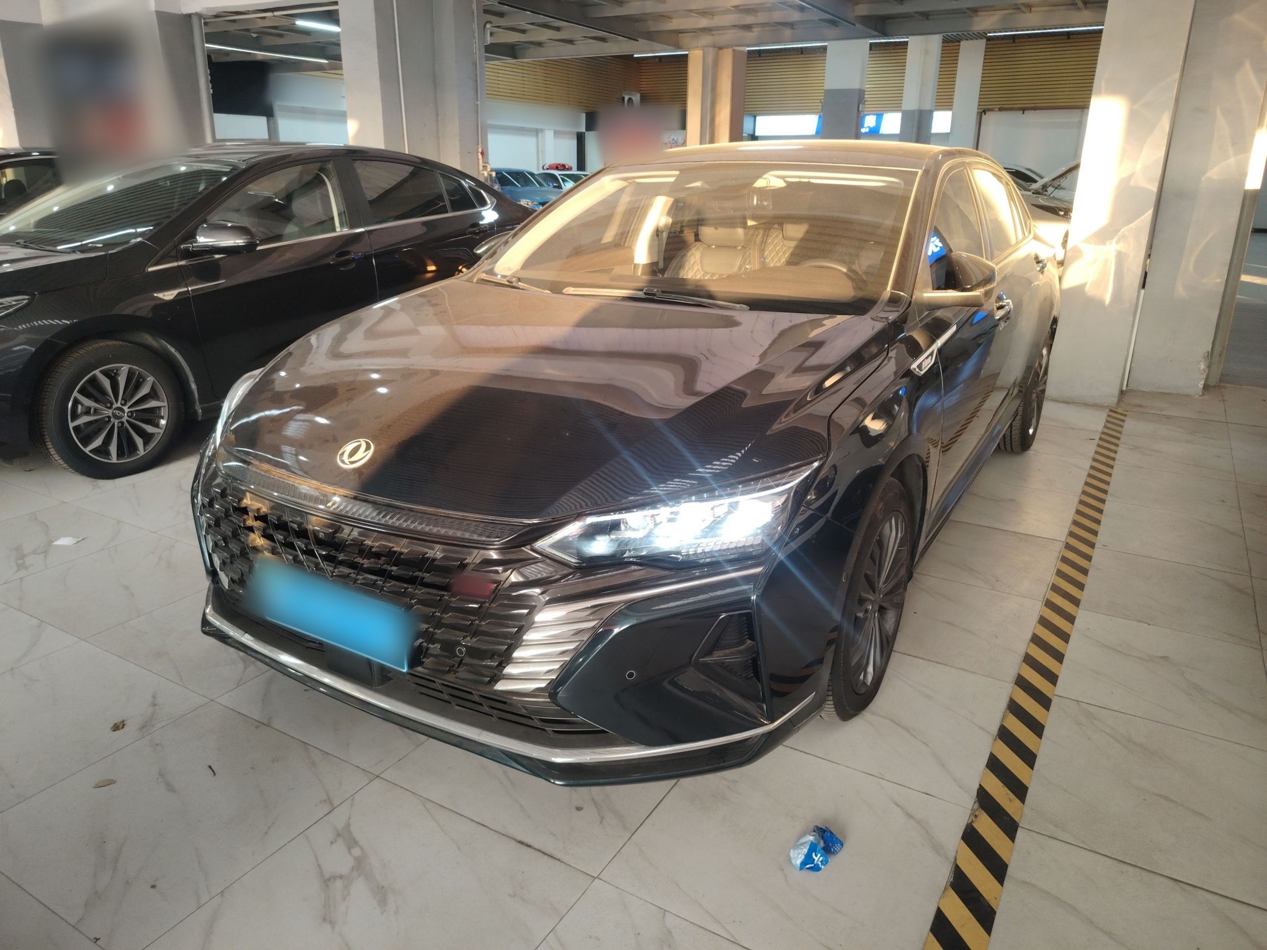 Под передней частью автомобиля