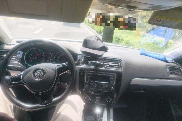 Used Volkswagen Sagitar 2015 1.6L Automatic Comfort Model Center Console