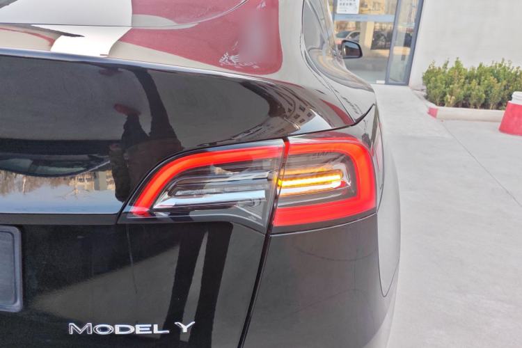 Used Tesla Model Y 2021 Long-Range All-Wheel-Drive Version 3D7 Right Rear Taillight