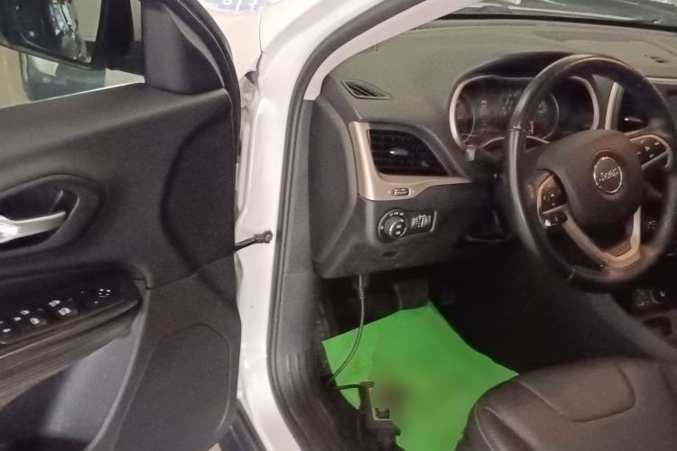 Used Jeep Cherokee 2016 2.0L Superior Edition
