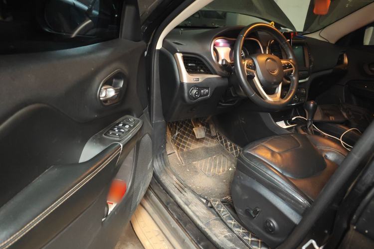 Used Jeep Cherokee 2017 2.0L Superior Edition Driver Seat