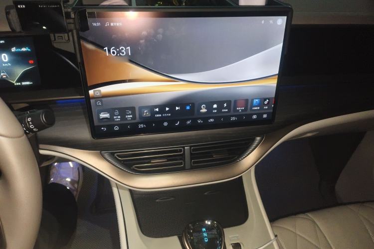 Used Denza D9 2022 EV 600 Four-Wheel Drive Flagship Model
