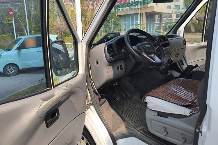 Used JMC Transit 2019 2.8T Commercial Version Long Wheelbase Mid-Roof 6-Seater Rear Single Tire China VI Emission Standard – JX493
