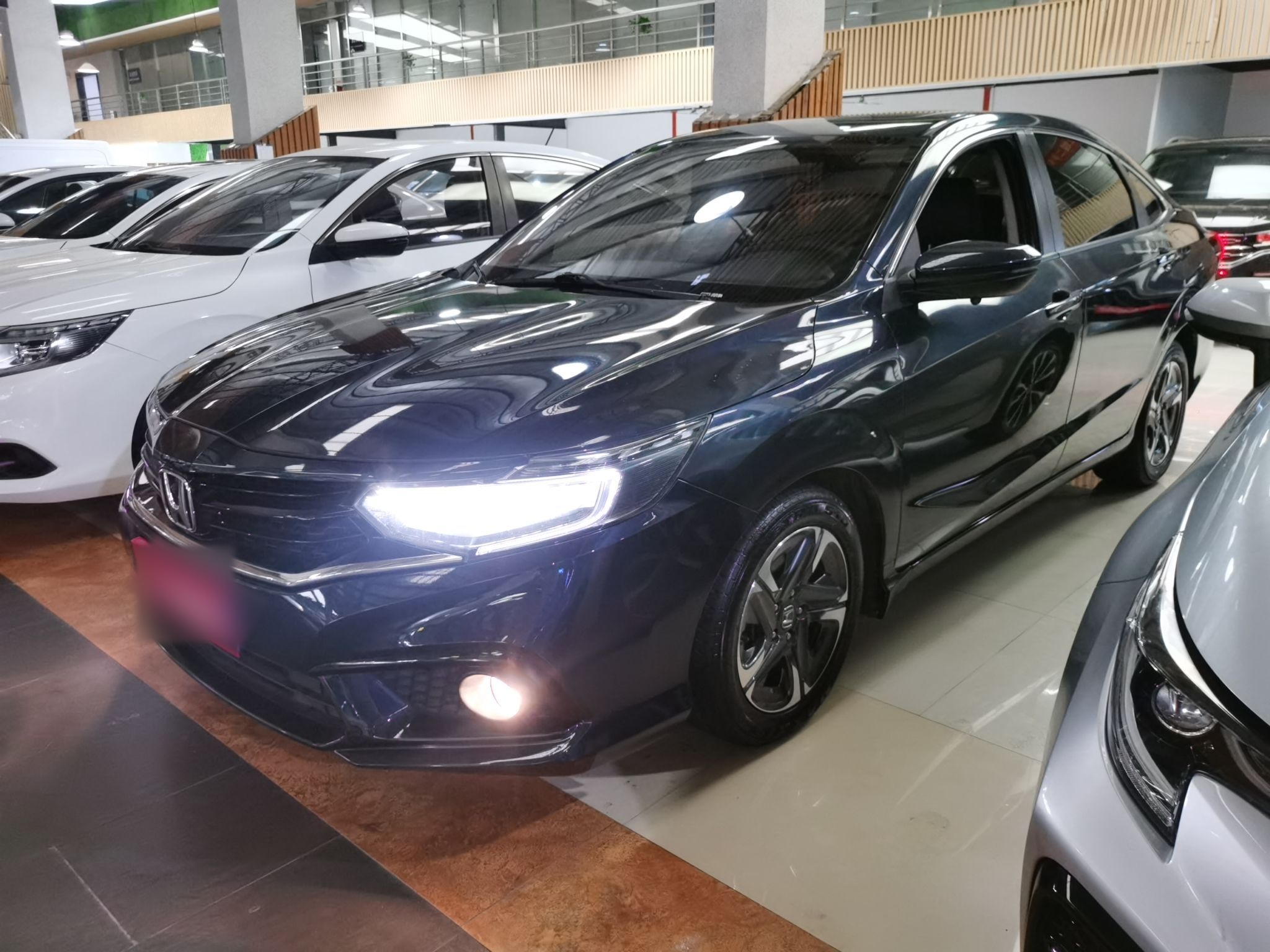 Под передней частью автомобиля